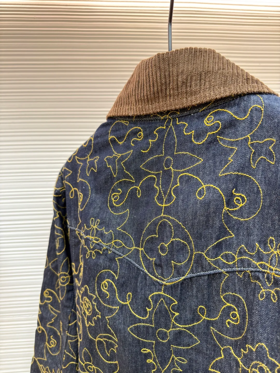 LOUIS VUITTON black and gold line embroidered lapel denim jacket ●Original version: purchased and developed by 22909 ●Item number: 1681009-C60 ●Fabric: denim fabric ●Technology: embroidery production ●Version: fitted version ●Weight: about 845 grams ●Size: 46-48-50-52 ●Description: Monogram elements blend with western style. The pockets and hem are intricately embroidered with contrasting yarn. The pattern processing code is used to position each piece. An imported extended single-arm embroidery machine is used to accurately position the flat embroidery process. The ready-made garments ensure that the joints of each piece are accurately aligned. Brand logo on the chest and back, Saddle embossed patch on one of the pockets, corduroy collar, chest patch pockets, zipper front with engraved zipper pull, and inner lining for added comfort. The overall wiring is straight and delicate, the fabric is comfortable and soft, and the color is consistent without color difference. It can be matched with the same style to create a fashionable look and control various occasions. Customized accessories, complete with three standards, same style for men and women!